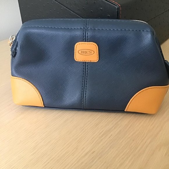 BRICS x Qatar Airlines Italian luxury luggage company/Washbag/makeup bag/unisex - Picture 6 of 6